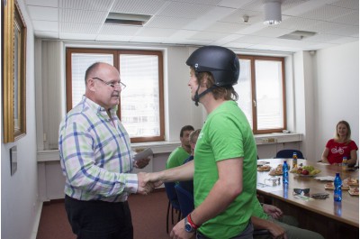 Hejtman Ladislav Okleštěk ocenil zaměstnance krajského úřadu za aktivní účast v soutěži Do práce na kole