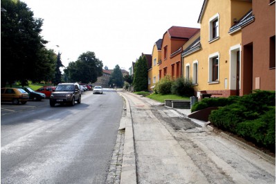 Začíná oprava chodníků na Vsadsku v Přerově. Kvůli havarijním přípojkám stavba rok stála