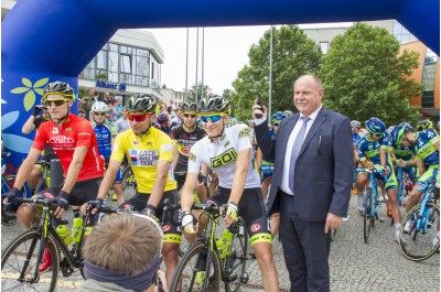 Druhým dnem pokračuje Czech Cycling Tour. Dnešní etapu odstartoval hejtman Ladislav Okleštěk