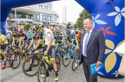 Druhým dnem pokračuje Czech Cycling Tour. Dnešní etapu odstartoval hejtman Ladislav Okleštěk