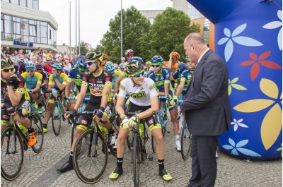 Druhým dnem pokračuje Czech Cycling Tour. Dnešní etapu odstartoval hejtman Ladislav Okleštěk