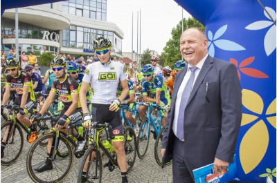 Druhým dnem pokračuje Czech Cycling Tour. Dnešní etapu odstartoval hejtman Ladislav Okleštěk