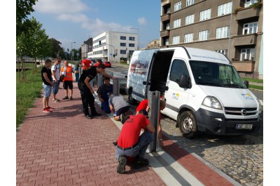Betonovou zídku v Přerově doplnilo mobilní hrazení. Přes něj by se voda z Bečvy neměla vylít