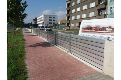 Betonovou zídku v Přerově doplnilo mobilní hrazení. Přes něj by se voda z Bečvy neměla vylít