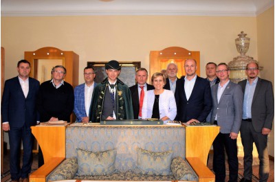 Hejtmani podporují navýšení mezd školským pracovníkům a zdravotníkům. Žádají, aby dotace na opravy místních komunikací v obcích rozdělovaly kraje a ne stát