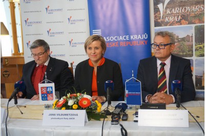 Hejtmani podporují navýšení mezd školským pracovníkům a zdravotníkům. Žádají, aby dotace na opravy místních komunikací v obcích rozdělovaly kraje a ne stát