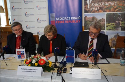Hejtmani podporují navýšení mezd školským pracovníkům a zdravotníkům. Žádají, aby dotace na opravy místních komunikací v obcích rozdělovaly kraje a ne stát