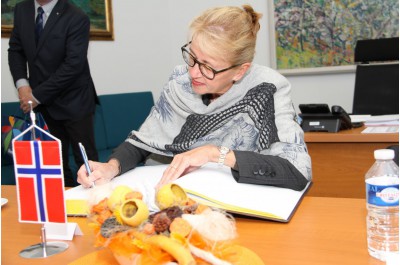 Milou povinností byl pro paní velvyslankyni podpis do pamětní knihy Olomouckého kraje.