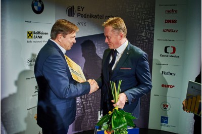 Krajský vítěz a držitel titulu EY Podnikatel roku 2016 Olomouckého kraje, Pavel Koutný, spolumajitel a jednatel oděvní firmy Koutný spol. s r.o. a Pavel Šoltys, náměstek hejtmana Olomouckého kraje odpovědný za regionální rozvoj a rozvoj podnikání 