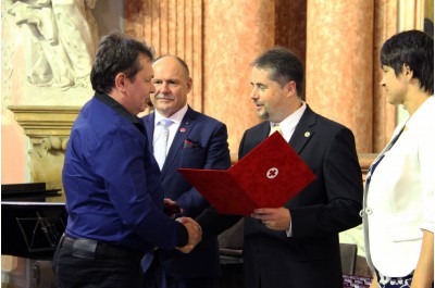 Zachraňují životy zadarmo. Hejtman je ocenil Zlatými kříži 