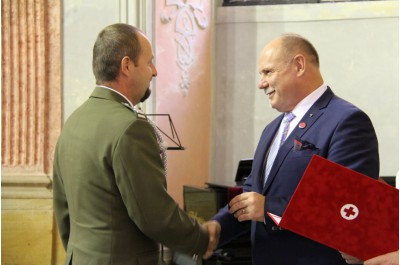 Zachraňují životy zadarmo. Hejtman je ocenil Zlatými kříži 