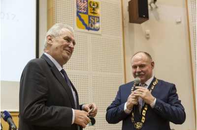 Kraj prezidenta pohostí mlékem a škvarky (foto: archiv)