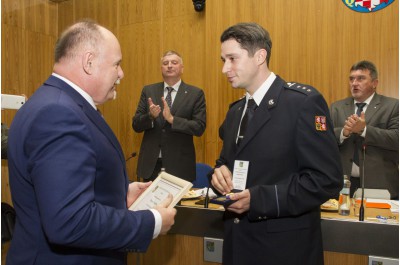 Zastupitelstvo zahájil hasič hrdina