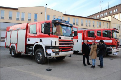 K požárům i nehodám s novou cisternou. Hasičům ji koupil kraj Foto: HZS OK