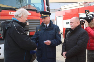 K požárům i nehodám s novou cisternou. Hasičům ji koupil kraj Foto: HZS OK