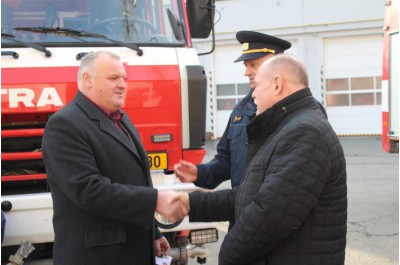 K požárům i nehodám s novou cisternou. Hasičům ji koupil kraj Foto: HZS OK