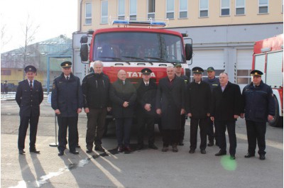 K požárům i nehodám s novou cisternou. Hasičům ji koupil kraj Foto: HZS OK