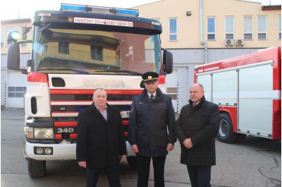 K požárům i nehodám s novou cisternou. Hasičům ji koupil kraj Foto: HZS OK