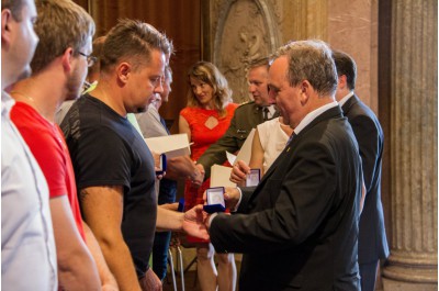 Hejtman rozdal lidem Zlaté kříže