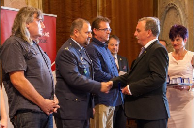 Hejtman rozdal lidem Zlaté kříže