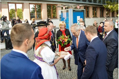 Prezident Miloš Zeman vyznamená učitelku ze školky v Jívové