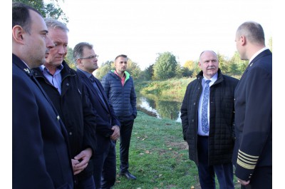 Prodloužení Baťova kanálu projednával hejtman přímo na lodi