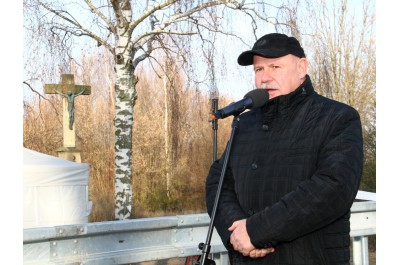 Vodu překonají řidiči po novém mostě 