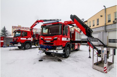 Na tyhle dárky balicí papír nestačil. Hasiči dostali nová auta