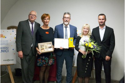 Odměna pro vítěze: keramická popelnice