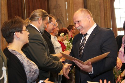Zlaté kříže pro dárce krve. Z rukou hejtmana Olomouckého kraje
