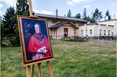 Hejtman zasadil jubilejní lípu. Připomíná osobnost arcibiskupa Rudolfa Jana