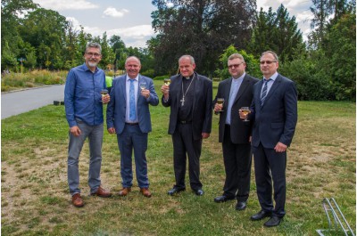 Hejtman zasadil jubilejní lípu. Připomíná osobnost arcibiskupa Rudolfa Jana
