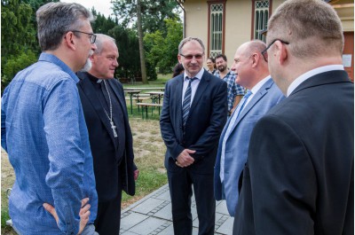 Hejtman zasadil jubilejní lípu. Připomíná osobnost arcibiskupa Rudolfa Jana