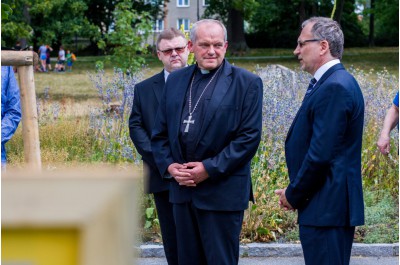 Hejtman zasadil jubilejní lípu. Připomíná osobnost arcibiskupa Rudolfa Jana