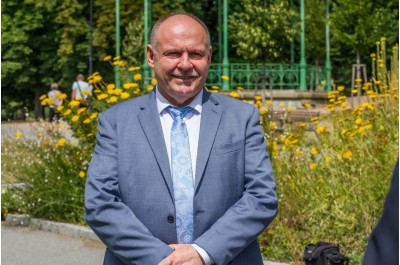Hejtman zasadil jubilejní lípu. Připomíná osobnost arcibiskupa Rudolfa Jana