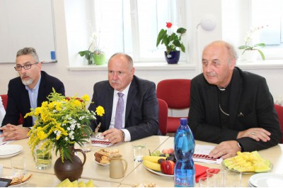 Lidé bez domova dostanou šanci pracovat. Jak dál, řešil hejtman u kulatého stolu