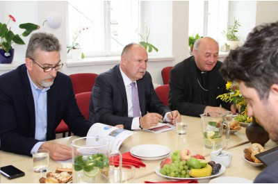 Lidé bez domova dostanou šanci pracovat. Jak dál, řešil hejtman u kulatého stolu