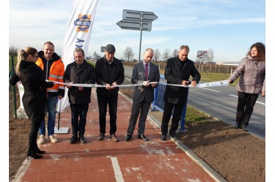 Nová cyklostezka na Uničovsku. Pásku přestřihli náměstci hejtmana
