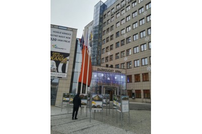 V novém roce Vás před Krajským úřadem Olomouckého kraje přivítá výstava Má vlast cestami proměn 
