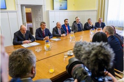Návštěva premiéra v kraji měla dvě velká témata – zdravotnictví a dopravní stavby