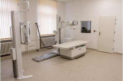 Poliklinika už nemusí topit pánu bohu do oken 