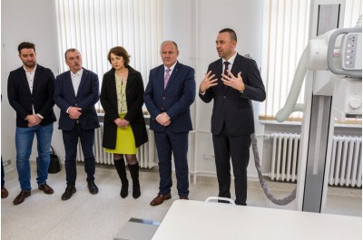 Poliklinika už nemusí topit pánu bohu do oken 
