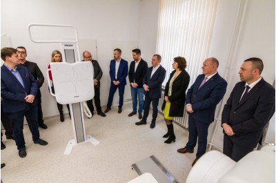 Poliklinika už nemusí topit pánu bohu do oken 
