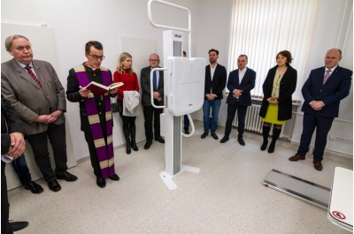 Poliklinika už nemusí topit pánu bohu do oken 