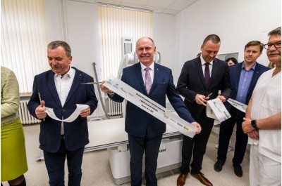 Poliklinika už nemusí topit pánu bohu do oken 