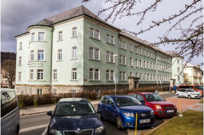 Poliklinika už nemusí topit pánu bohu do oken 