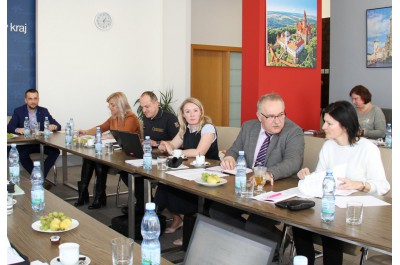 Do kraje míří půl miliónu roušek. Hejtman vyzve starosty k zavedení zákazu podomního prodeje