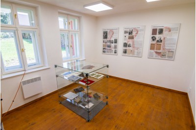 Hotovo. Červený domek v Kostelci na Hané opět připomíná básníka Petra Bezruče