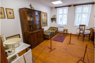 Hotovo. Červený domek v Kostelci na Hané opět připomíná básníka Petra Bezruče