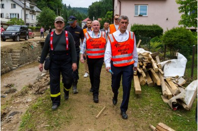 Hejtman s premiérem navštívili vytopené obce a slíbili další pomoc